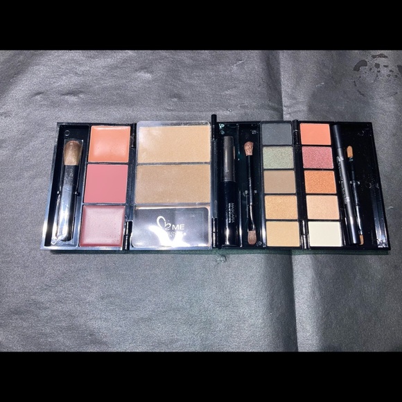 Makeover essentials bundle - Picture 13 of 14